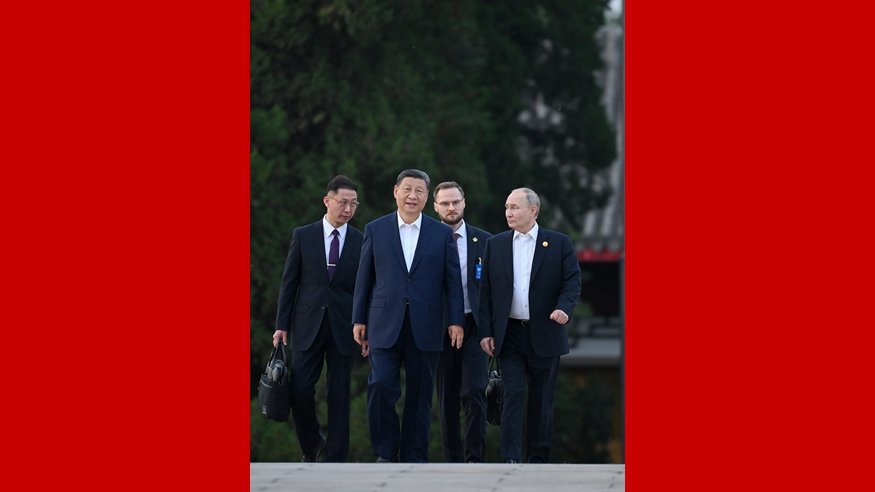 法国总理阿塔尔在机场迎接