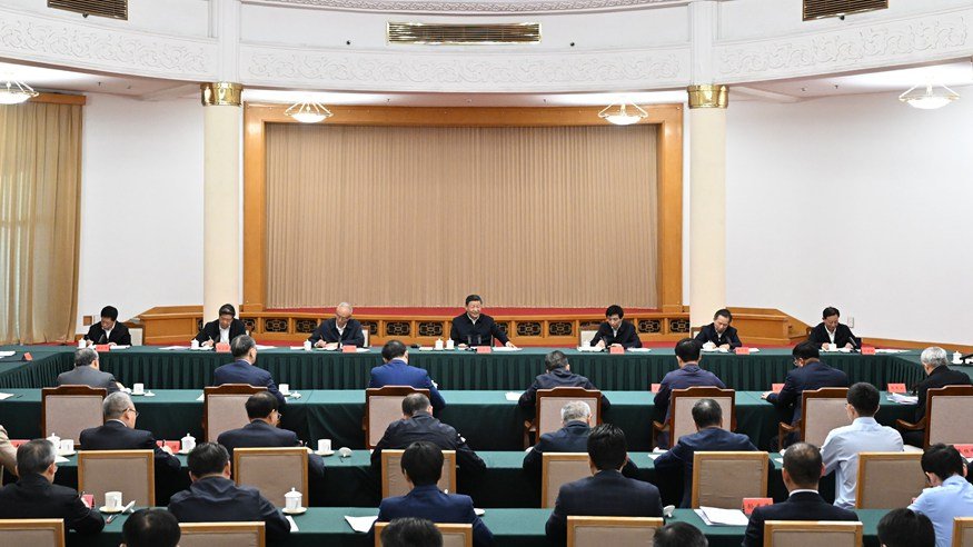 习近平飞抵塔布 马克龙总统夫妇在机场迎接