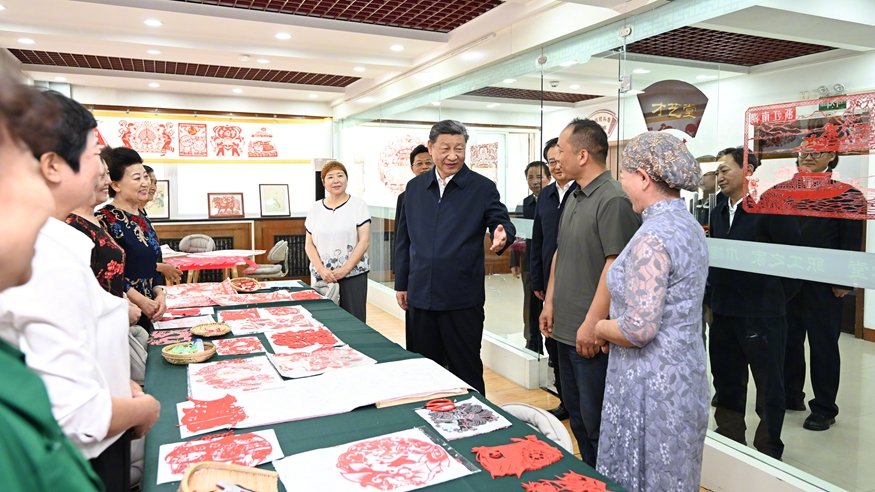 习近平同俄罗斯总统普京在中南海小范围会晤