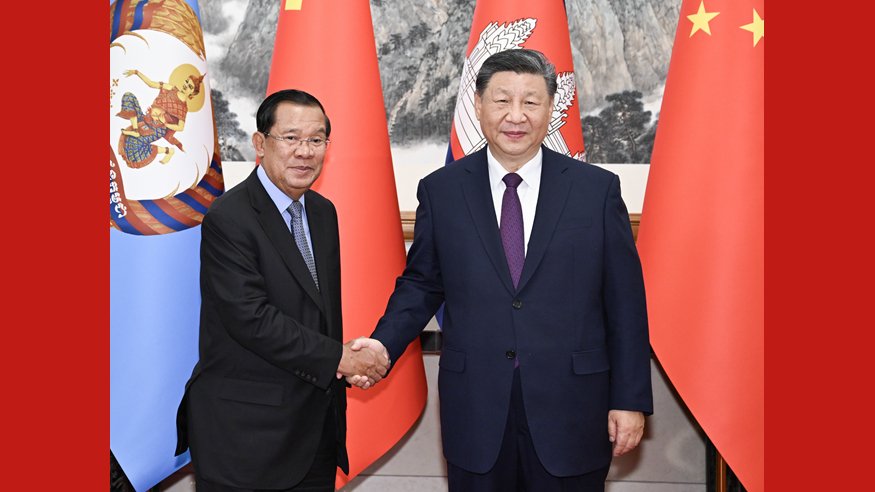 习近平会见泰国总理佩通坦