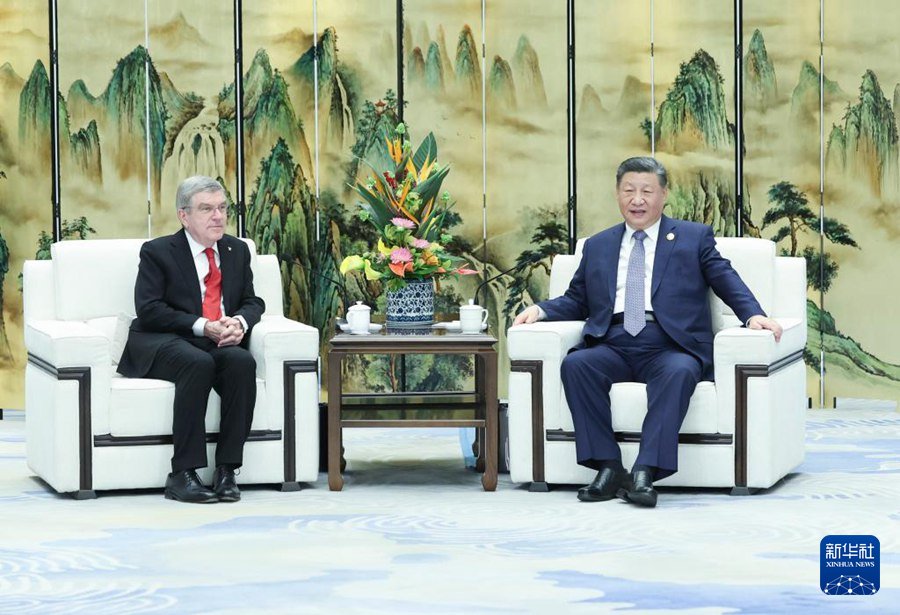 习近平同斯里兰卡总统迪萨纳亚克会谈