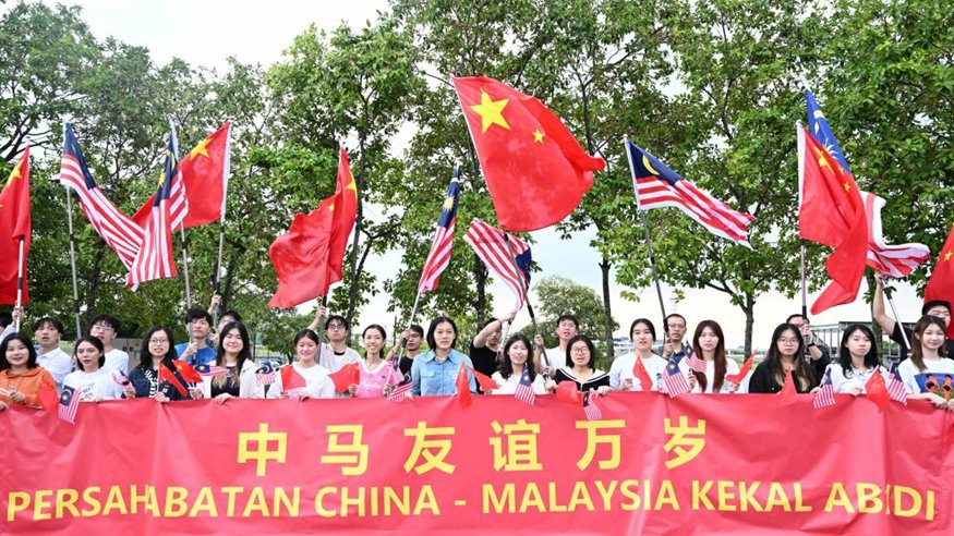 习近平会见孟加拉国临时政府首席顾问尤努斯
